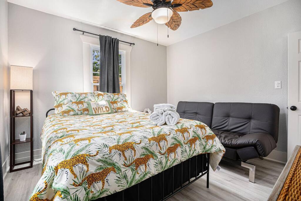 Sea Pink Retreat - Walk To Beach, Newly Renovated Galveston Exterior photo