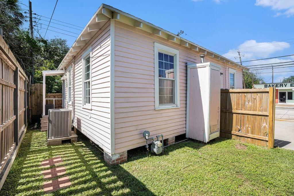 Sea Pink Retreat - Walk To Beach, Newly Renovated Galveston Exterior photo